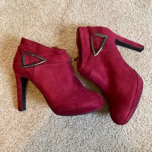 Impo: Burgundy high heeled booties